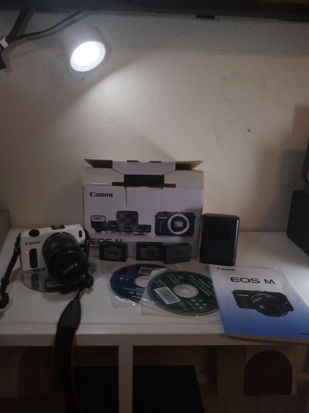 Canon EOS M White 18MP Mirrorless Camera w/ EF-M 18-55mm & charger/batteries